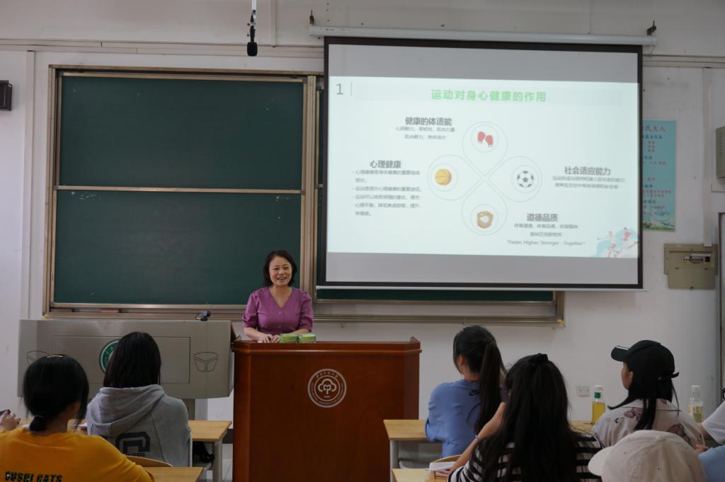 說明: 中文2102班班導師胡杰進行班會分享 中文2102班供圖