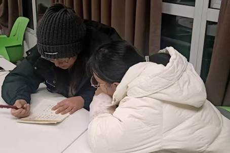 圖二 孫水淼老師指導(dǎo)學(xué)生