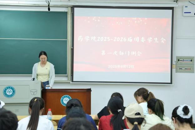 一群人在臺上演講AI 生成的內容可能不正確。