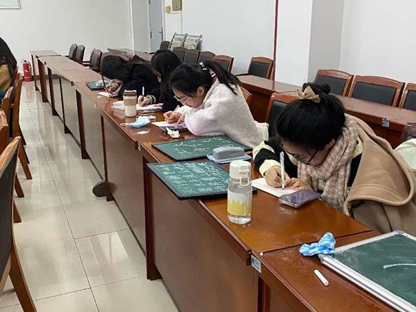 圖三:同學(xué)們進行三筆字練習(xí)