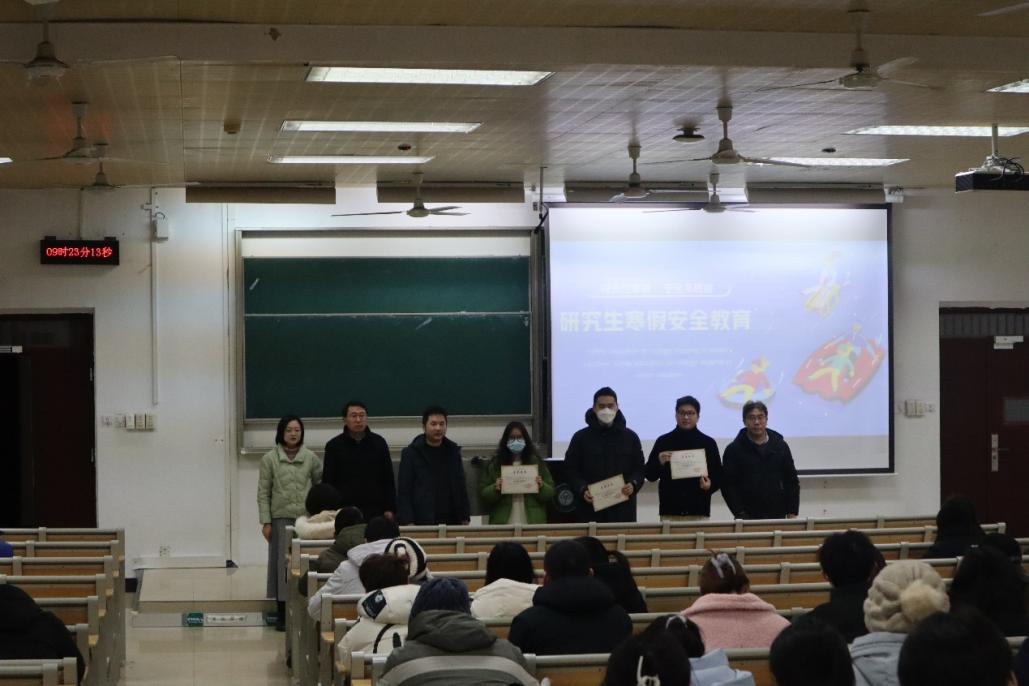 會議室里的人們描述已自動生成