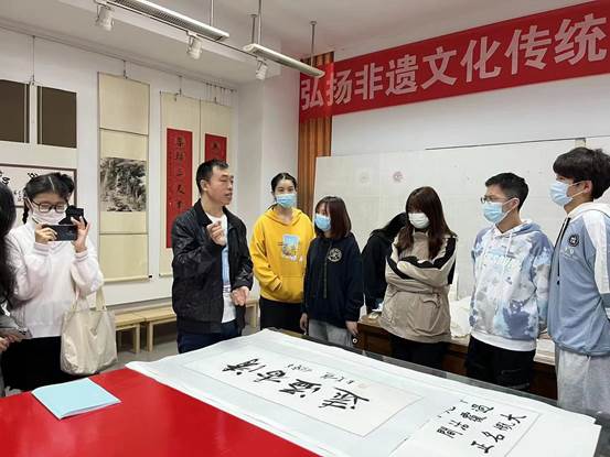 一群人站在桌子前擺拍 描述已自動生成