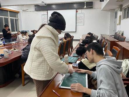 圖二:孫水淼老師指導(dǎo)學(xué)生練習(xí)