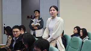 一群人正在聊天 AI 生成的內容可能不正確。