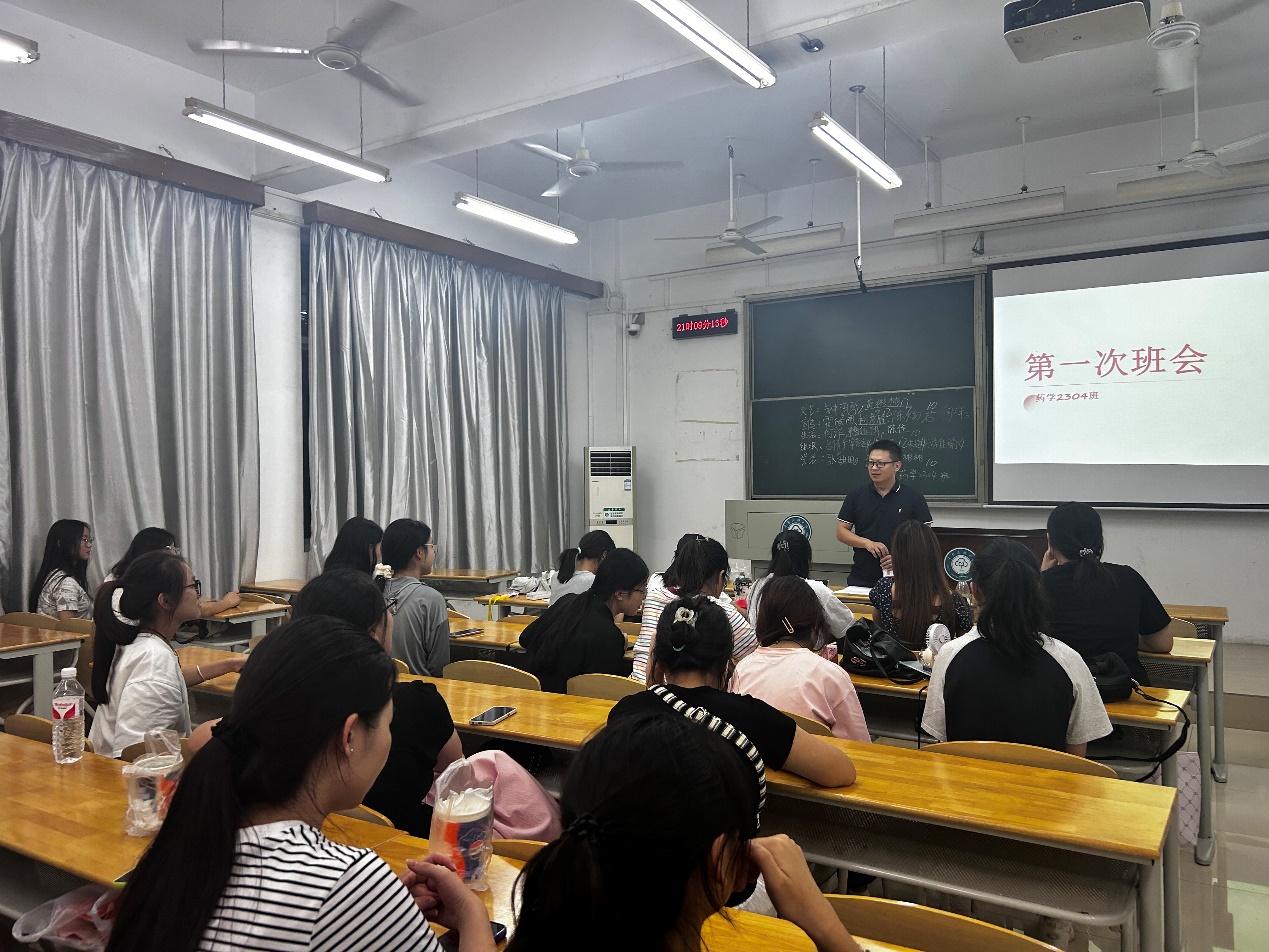 會議室里的人們描述已自動生成