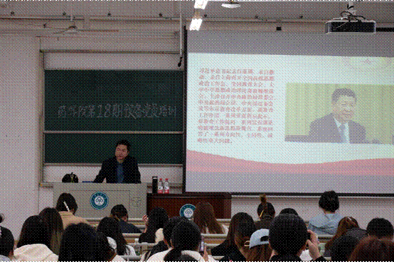 一群人在臺(tái)上演講描述已自動(dòng)生成