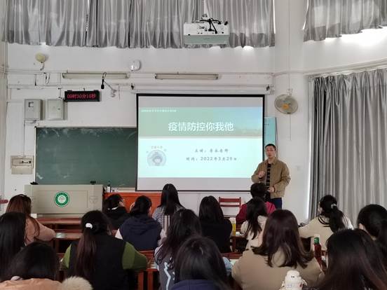 班導師李永正在宣講 王一晴 攝