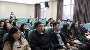 一群人坐在房間里 AI 生成的內容可能不正確。