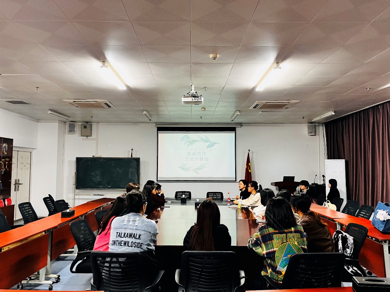 餐廳里的人們中度可信度描述已自動生成