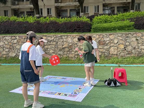 我校學(xué)生在心理減壓節(jié)上玩游戲 祁惠蕓攝