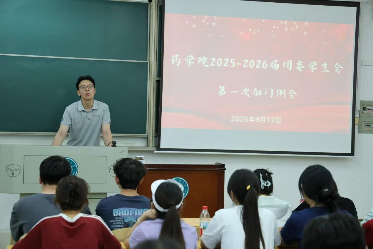 一群人在臺上演講AI 生成的內容可能不正確。