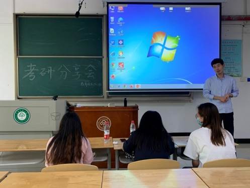 班導師黃煥闡述本次分享會召開目的 袁詩淳 攝