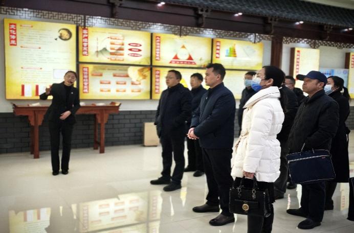 一群人站在室內(nèi)合影中度可信度描述已自動生成