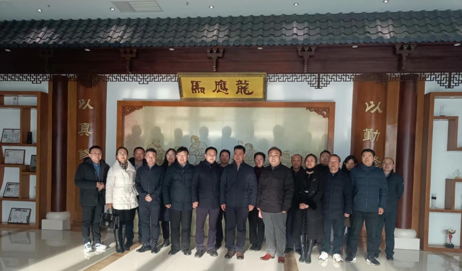 一群人站在門口描述已自動生成