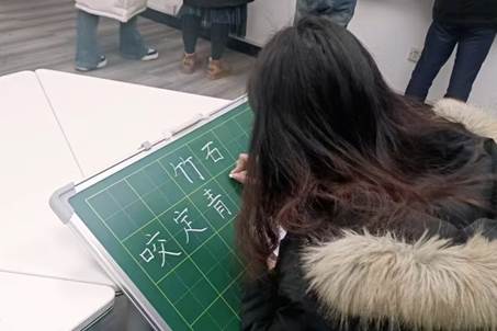 圖三 學(xué)生粉筆字練習(xí)