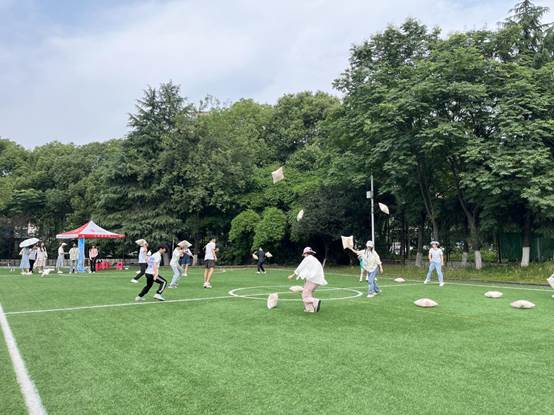 我校學(xué)生在心理減壓節(jié)上玩游戲 鄭紅 攝